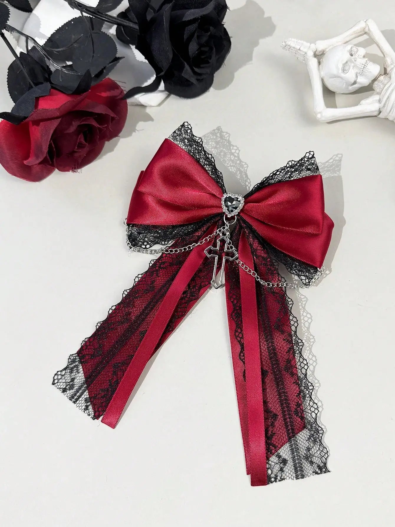 Eprolo Haç desenli dantelli kurdele with intricate lace pattern, ideal for craft projects and decorative use.