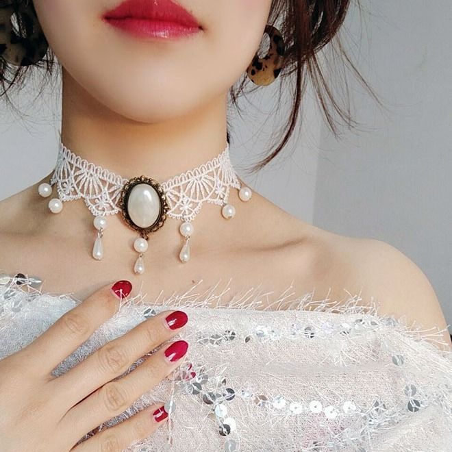 Eprolo Kristal Dantel Chokerlar featuring delicate lace and sparkling crystal accents, designed as a stylish jewelry accessory.