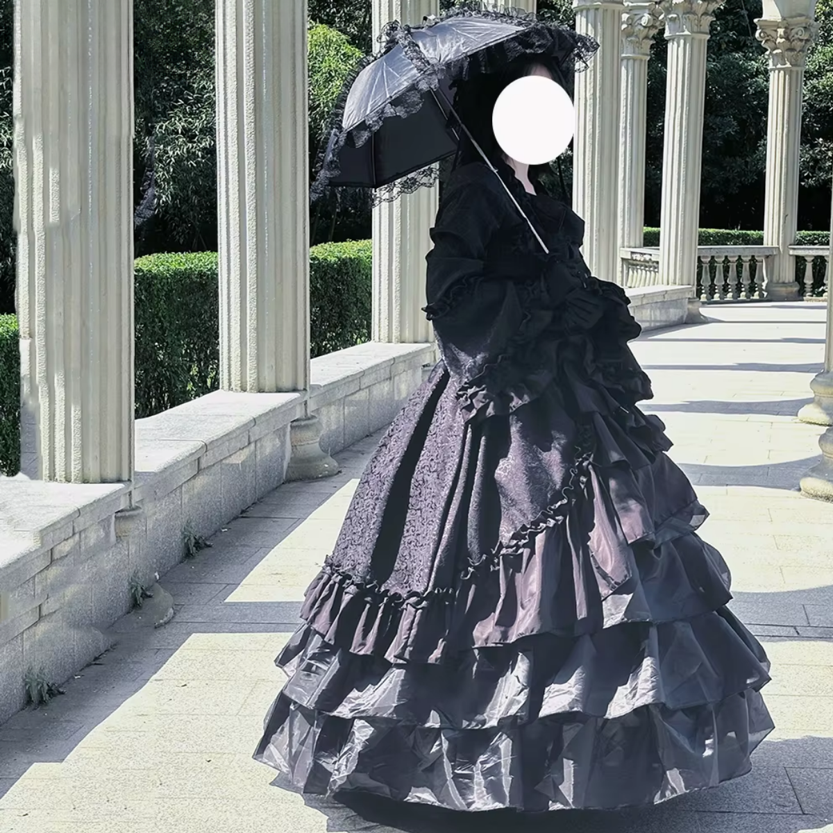 Gothic retro elbise by eprolo featuring black lace details and vintage-inspired design, shown on a mannequin.