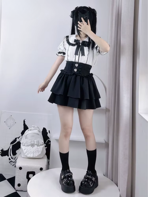 Eprolo Kristal detaylı pileli Lolita mini etek with layered fabric, showcasing elegant pleats and shimmering crystal embellishments.