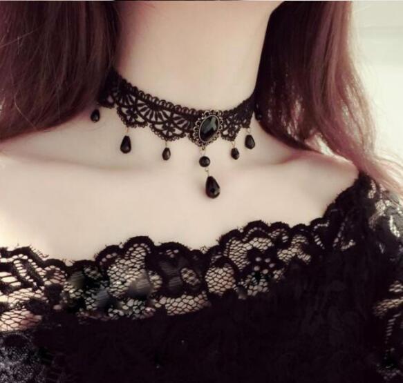 Eprolo Kristal Dantel Chokerlar featuring intricate lace design and sparkling crystal accents on a delicate black lace necklace.