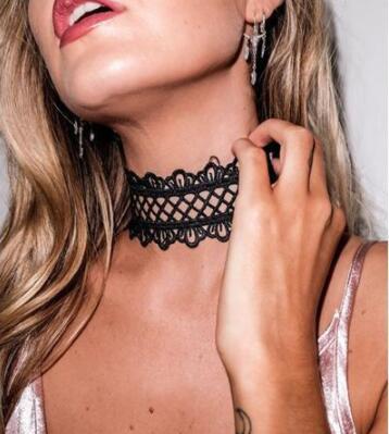 Eprolo Kristal Dantel Chokerlar featuring intricate lace design with sparkling crystal accents, stylish and elegant jewelry accessory.