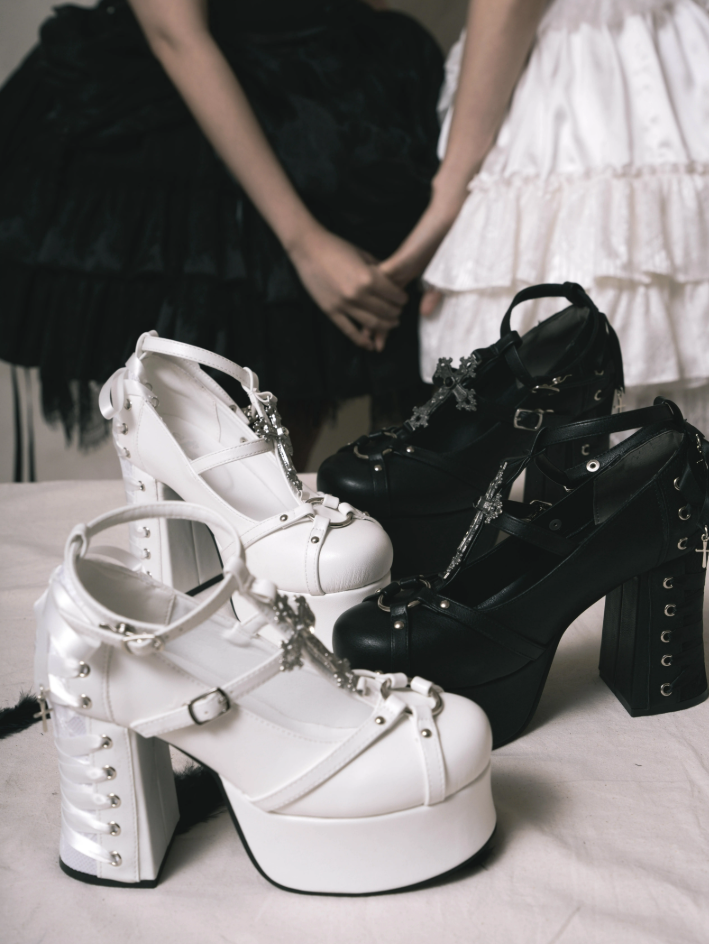 Gotik Haç Detaylı Platform Ayakkabı