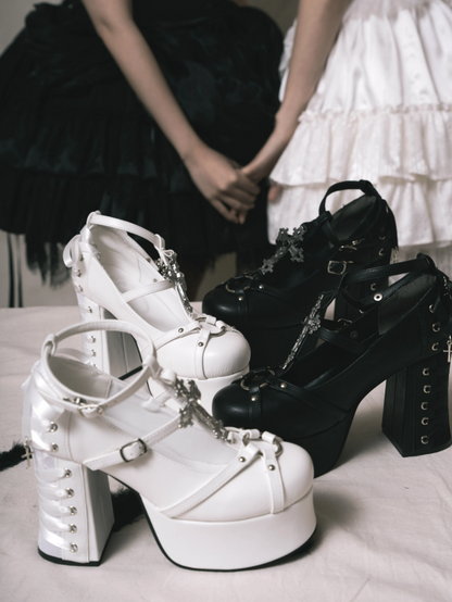 Gotik Haç Detaylı Platform Ayakkabı