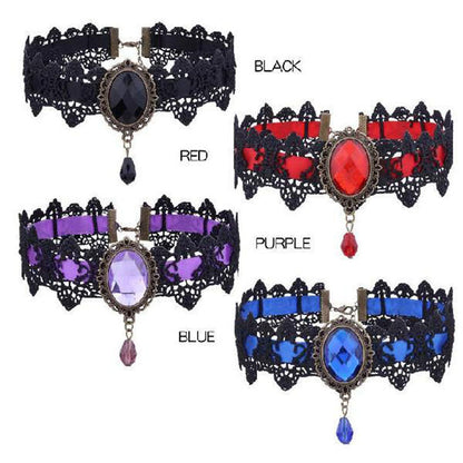 Eprolo Gotik Retro Dantel Kolye with intricate lace design and vintage gothic style jewelry on a display.