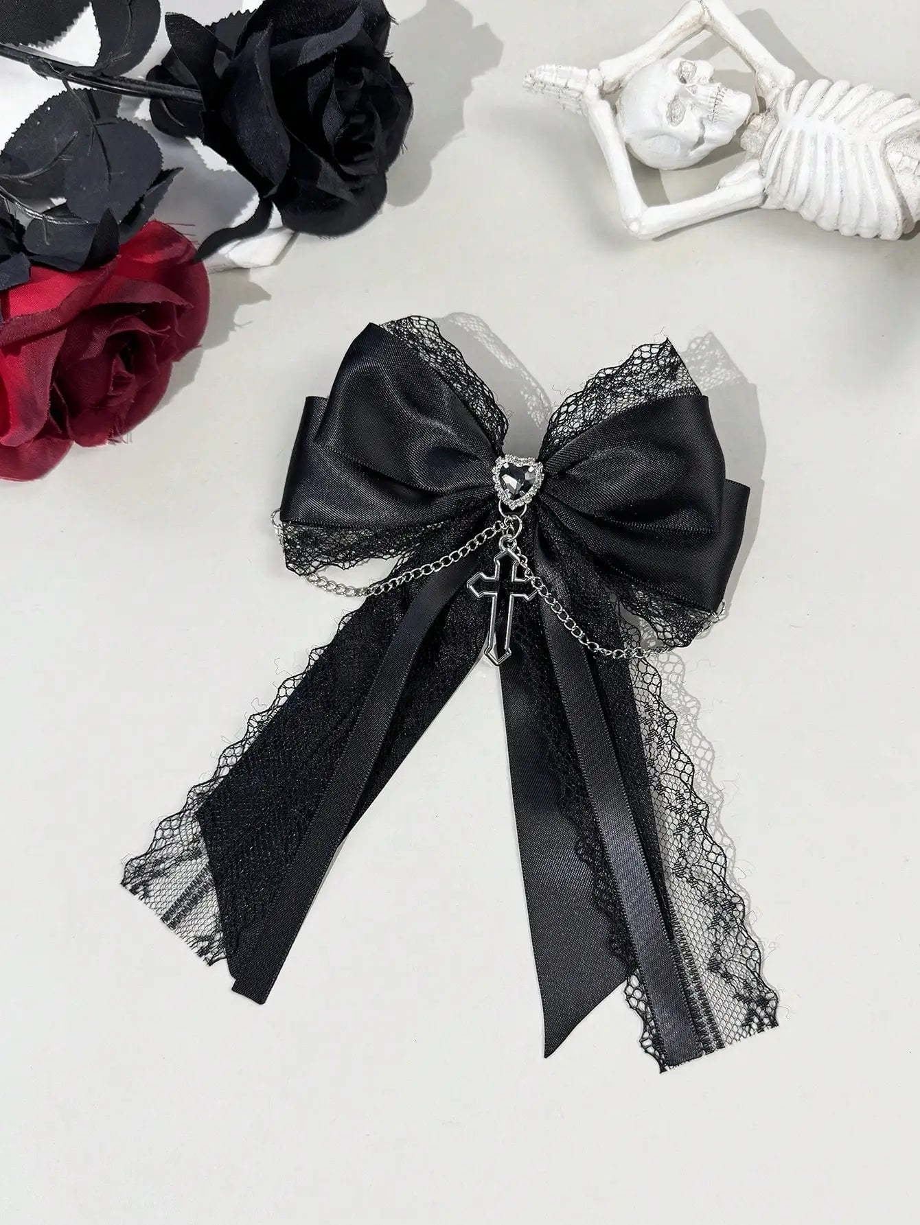 Eprolo haç desenli dantelli kurdele with intricate lace pattern, ideal for decorative craft projects and gift wrapping.