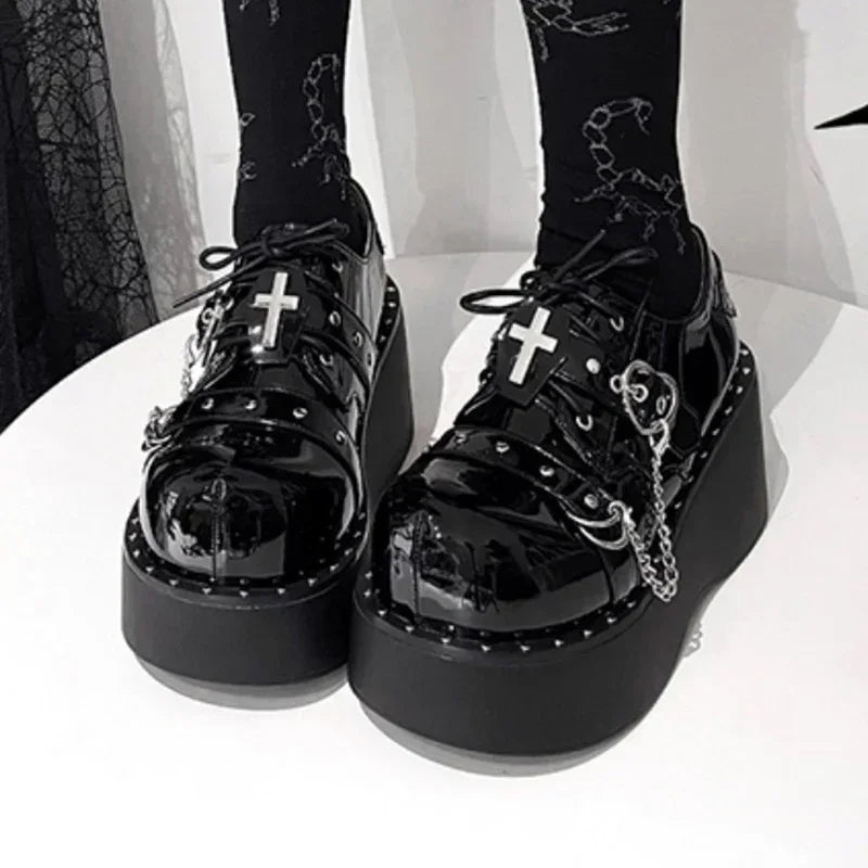 Eprolo Zincir Haç Tokalı Lolita platform Mary Jane ayakkabı with chain and cross embellishments, black with chunky heels.