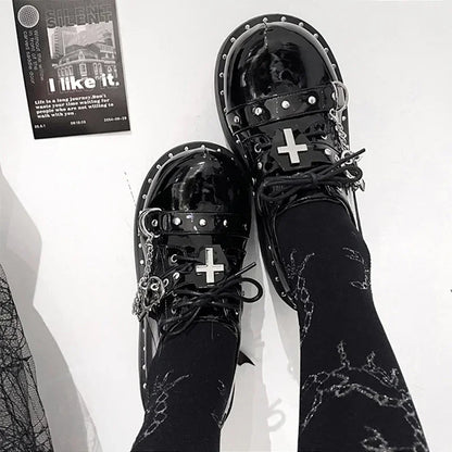 Eprolo Zincir Haç Tokalı Lolita Platform Mary Jane ayakkabı with black leather, platform soles, and stylish chain and cross buckle details.