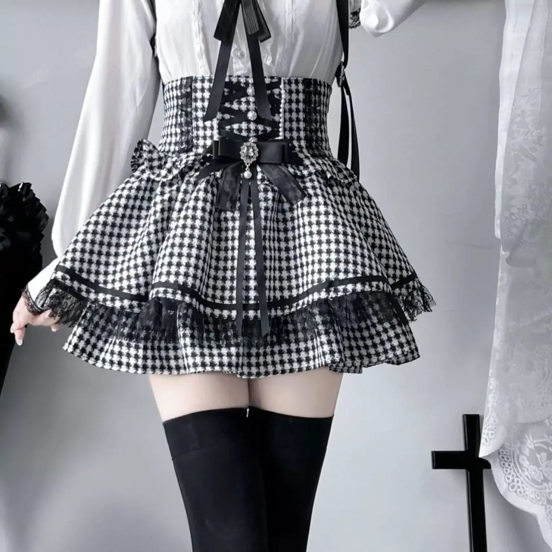 Eprolo Ekose yüksek bel fiyonklu mini etek in black with bow detail, featuring a stylish high-waist design and classic pattern.