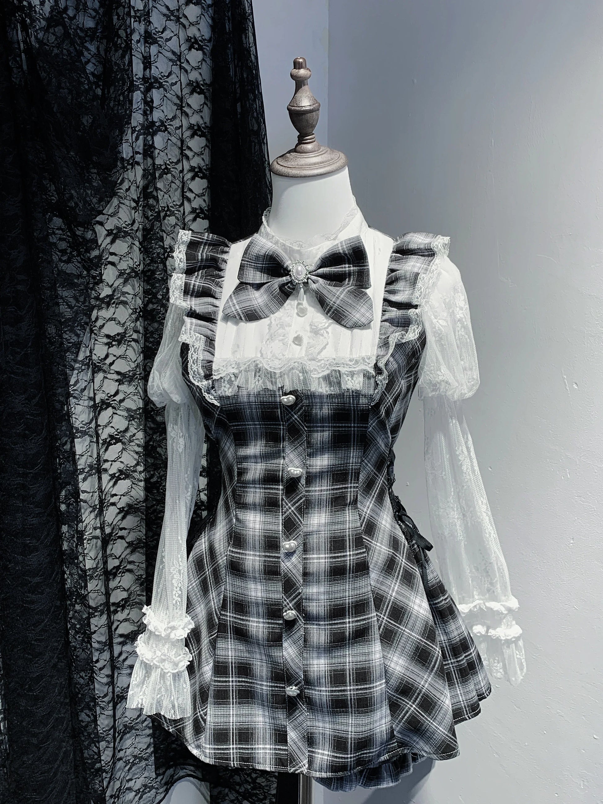 Elegant Zarif dantel işlemeli elbise with intricate lace details, designed by eprolo, displayed on a mannequin in the image.