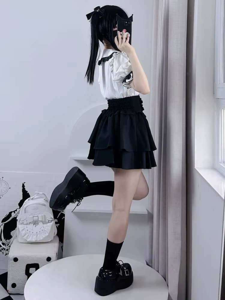 Pink pleated Lolita mini skirt with crystal detail, stylish eprolo fashion mini skirt for a trendy, feminine look