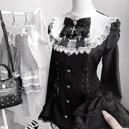 Shadora Fiyonklu Dantelli Mini Elbise featuring lace details and a fitted silhouette, perfect for stylish occasions.