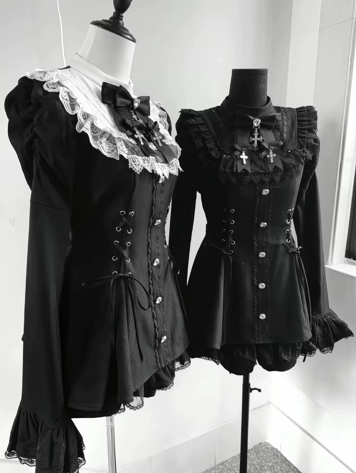 Shadora Fiyonklu Dantelli Mini Elbise with ruffled lace details, sleeveless design, and floral embroidery on a black fabric background.