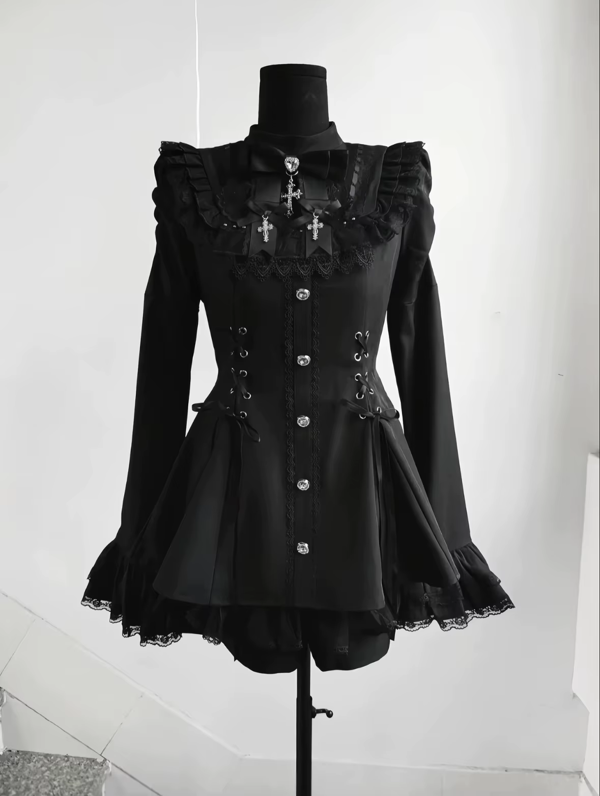 Shadora Fiyonklu Dantelli Mini Elbise featuring lace details and a fitted silhouette, perfect for stylish occasions.