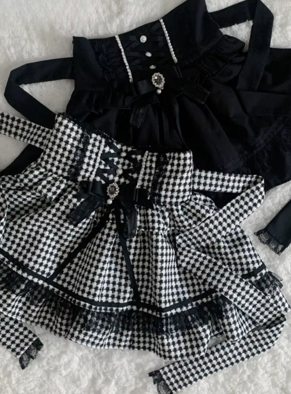 Eprolo ekose yüksek bel fiyonklu mini etek in black with bow detail, showing front view and high-waisted fit.