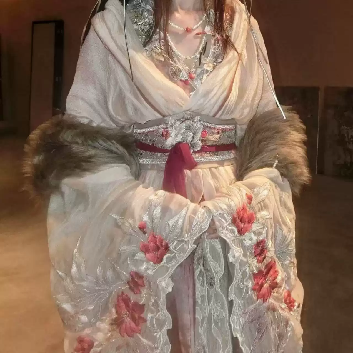 Eşsiz Dantel İşlemeli Han Tarzı Elbise